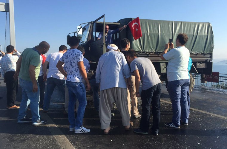 Nhiều người dân đã đổ ra đường, đặc biệt là tới cầu Bosphorus ở Istanbul, để ăn mừng sau khi cuộc  đảo chính ở Thổ Nhĩ Kỳ bị ngăn chặn hoàn toàn. Ảnh: Người dân trèo lên xe quân sự bị bỏ lại trên cầu.